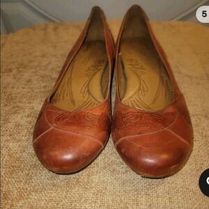 BORN Women’s Red Leather Floral Slip On Flats Round Toe Ballet Flats Size 8.5